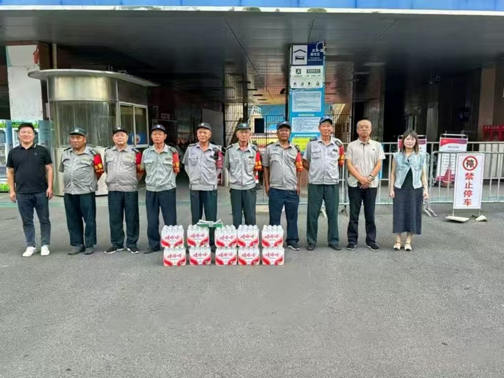 夏日送清涼 暖意潤(rùn)人心