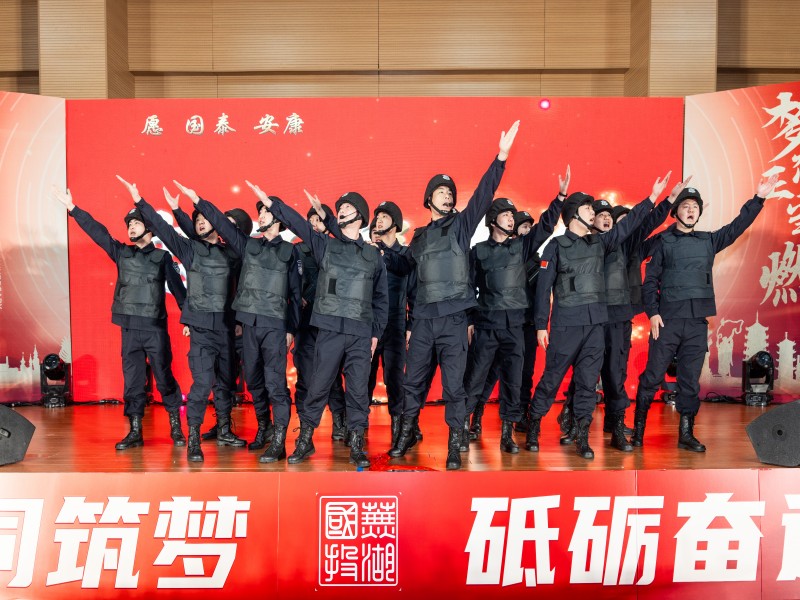 忠誠(chéng)鑄平安  奮斗賀華誕